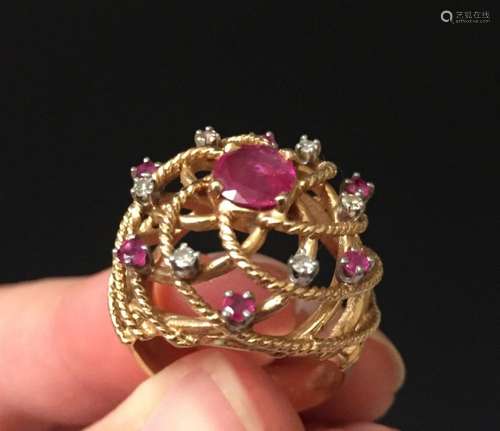 A BEAUTIFUL 14k YELLOW GOLD DIAMOND AND RUBY RING