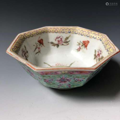 A CHINESE ANTIQUE FAMILLE ROSE PORCELAIN BOWL, QIANLONG MARK,19C. .