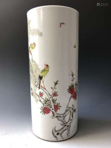 A FINE CHINESE FAMILLE ROSE PORCELAIN VASE,19TH CENTURY