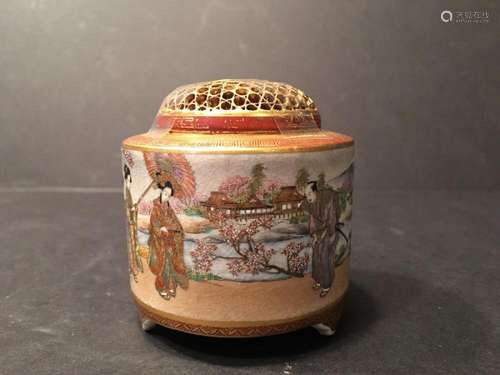 ANTIQUE Japanese Satsuma Cricket Covered Jar, Meiji period