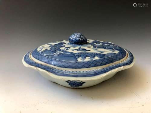 CHINESE ANTIQUE BLUE AND WHITE PORCELAIN POT AND LID