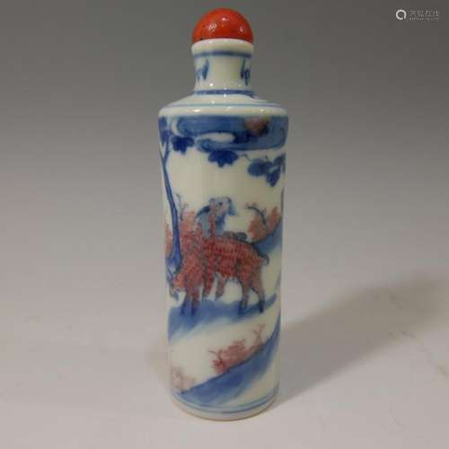 BLUE & WHITE SNUFF BOTTLE W/UNDERGLAZE COPPER RED FIGURES IN LANDSCAPE