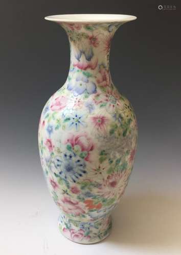 CHINESE ANTIQUE FAMILLE ROSE PORCELAIN VASE.