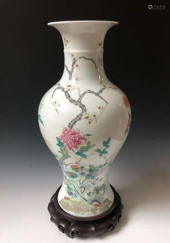 A BEAUTIFUL CHINESE ANTIQUE FAMILLE ROSE VASE.19C