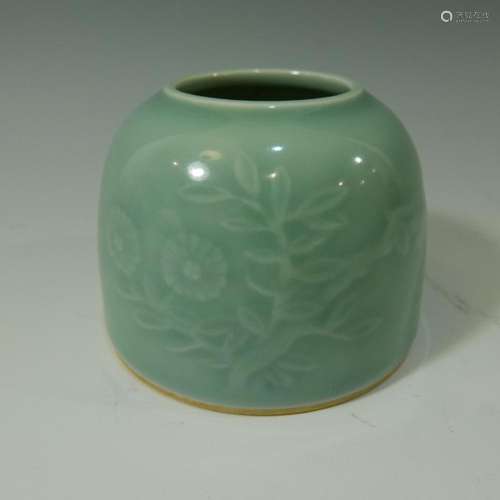 CELADON WATER POT INCISED W/ CHRYSANTHEMUM. QIANLONG MARK