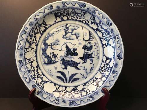 A Fine Chinese Blue and White Charger with fighting soldiers. 17 3/4