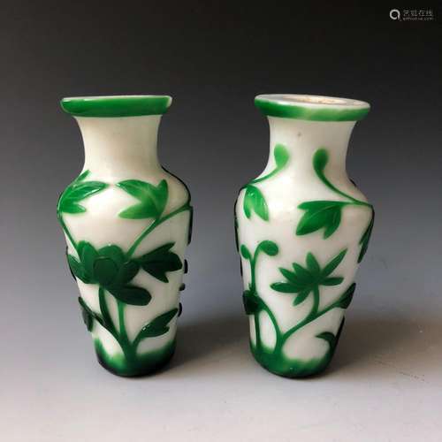 A PAIR OF CHINESE ANTIQUE PEKING GLASS.