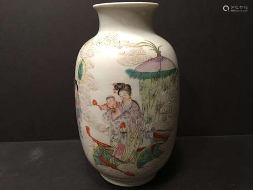 A Fine Chinese famille rose vase, early 20th Century, Republic Period.