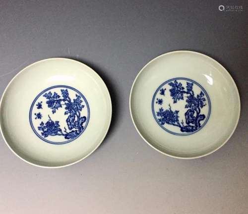 A PAIR OF CHINESE ANTIQUE BLUE AND WHITE PLATES , YONGZHEN MARKED.