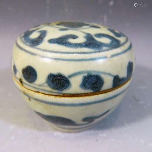 ANTIQUE CHINESE BLUE WHITE PORCELAIN COVERED BOX - MING DYNASTY