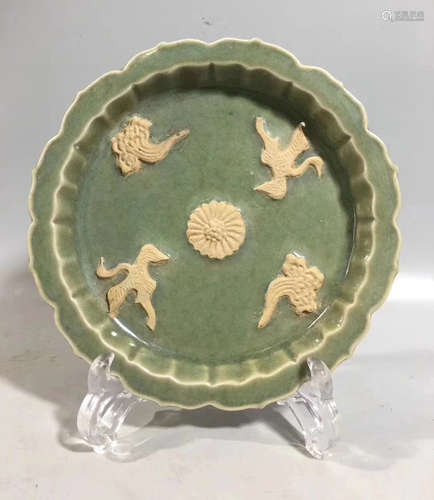 A LONGQUAN CELADON FLORAL RIM PLATE