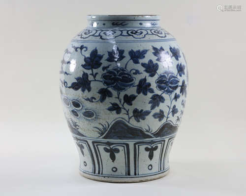 A BLUE AND WHITE FLORAL&BIRD PATTERN JAR