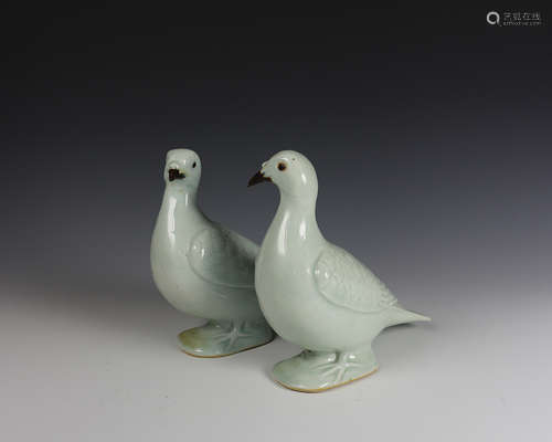 PAIR OF CERAMIC PIGEON FIGURES