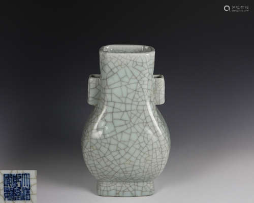 QIANLONG NIANZHI MARK GUAN TYPE VASE