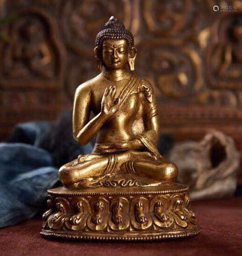 A GILT BRONZE MOLDED SHAKYAMUNI BUDDHA STATUE