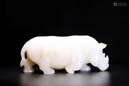 A HETIAN JADE CARVED RHINOCEROS SHAPED PENDANT