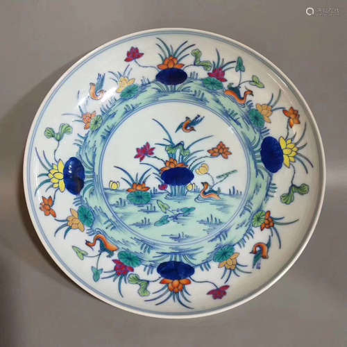 A DOUCAI FLORAL PATTERN PLATE