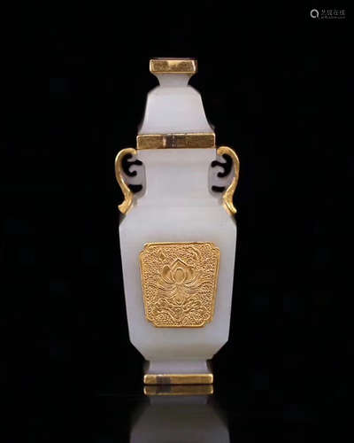 A GILT DECORATED HETIAN JADE CARVED VASE