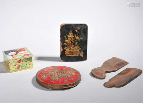 民国时期有关“三凤海棠香粉、檀木梳、首饰盒”等饰品一组5件