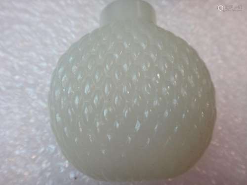 1750-1830 A white jade 'basket weave' snuff bottle