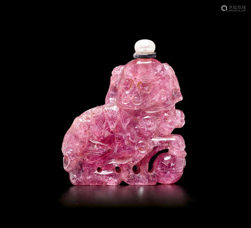 1850-1930 A tourmaline 'lion' snuff bottle