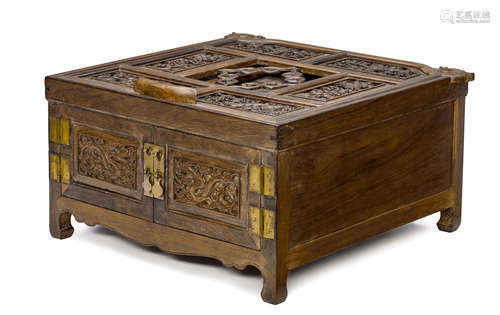 18th/19th century A huanghuali dressing case and  mirror stand, zhedieshijingtai