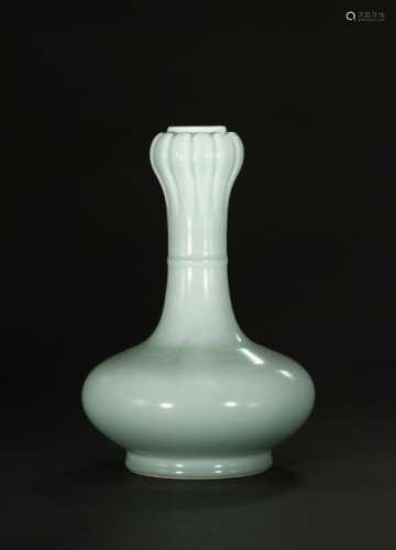 Fine Celadon Garlic-Head Vase, Chien-Lung