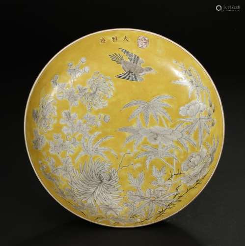 Yellow-Ground 'Dayazhai' Grisaille-Decorated Dish