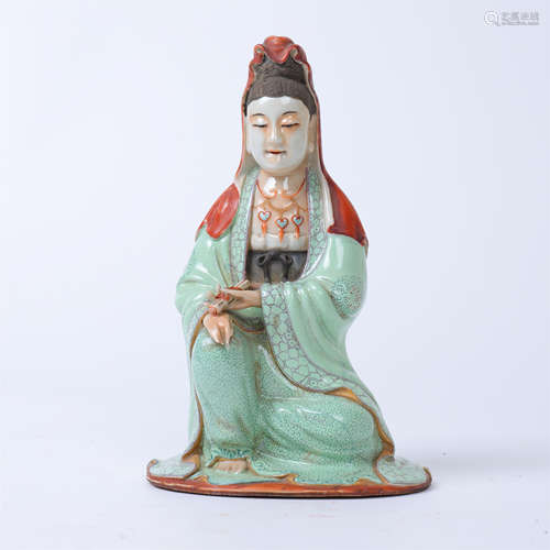 CHINESE PORCELAIN FAMILLE ROSE SEATED GUANYIN