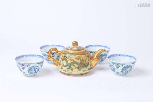 CHINESE PORCELAIN FAMILLE ROSE TEA POT WITH FOUR DOUCAI CUPS