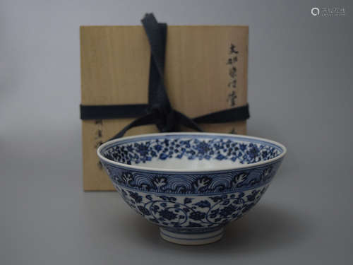 CHINESE PORCELAIN BLUE AND WHITE FLOWER BOWL