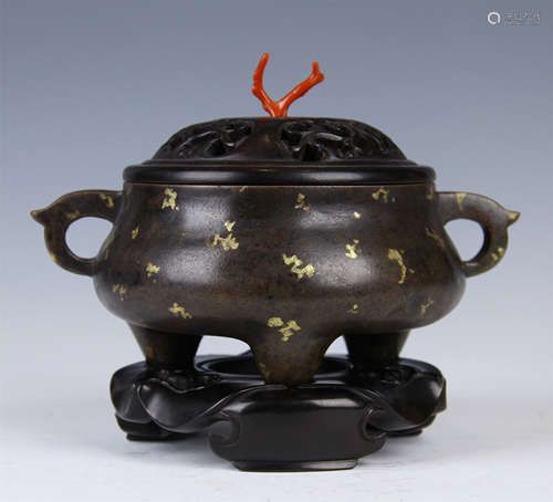 CHINESE POINT GILT BRONZE ROUND TRIPLE FEET CENSER WITH ROSEWOOD COVER AND BASE