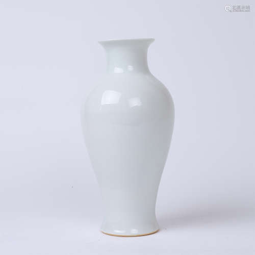 CHINESE PORCELAIN WHITE GLAZE ENGRAVED MEIPING VASE