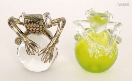 A contmeporary Blowzone studio by Iestyn Davies studio glass Frog paperweight