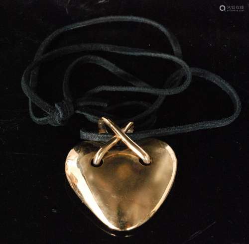 A hallmarked 9ct chubby heart shaped pendant