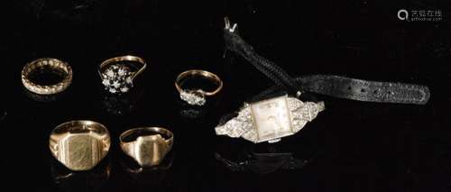 Five assorted rings to include two 9ct signet and a sapphire and diamond cluster example