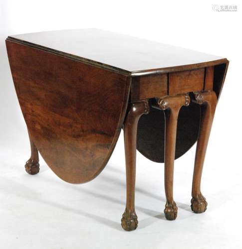 An Edwardian mahogany oval dining table