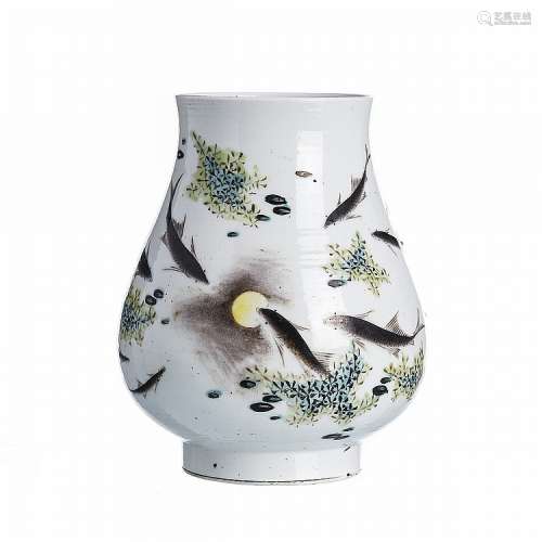 Fish vase in Chinese porcelain, Minguo