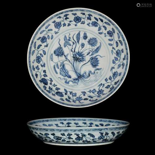 Ming Dynasty, Yongle, A Large Blue and White Lotus Bouquet Dish 明 永乐 青花一把莲花卉盘