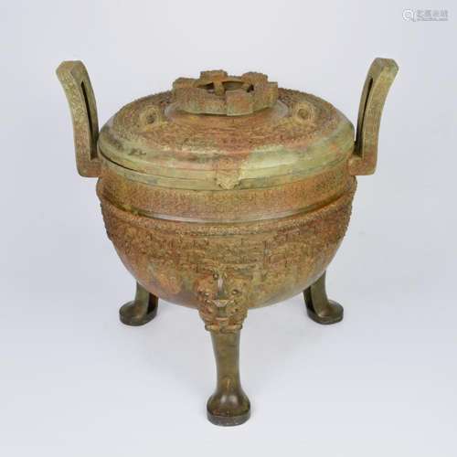 Warring States, A Bronze Ritual Tripod Food Vessel, Ding 战国 青铜蟠龙蝉纹环钮铭文三兽足盖鼎