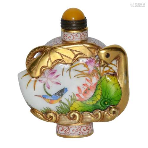 Famille-Rose Gilt Painted White Glass Goose-Form Snuff Bottle with Floral Bird Motifs 粉彩描金荷池翠鸟菊花鹅形白料鼻烟扁壶