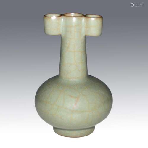 Qing, A Very Fine Guan-Type Glazed Arrow Vase 清 康熙 仿宋官窑贯耳瓶