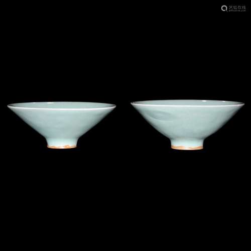 A Pair of Small Powder-Green-Glazed Conical Bowl 粉青釉小盘一对