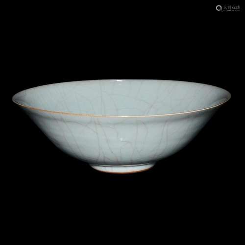 Powder-Green-Glazed Large Bowl with Fine Crackles 粉青釉大海碗