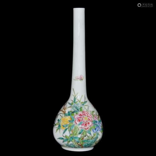 Qing, A Finely Enamelled Famille-Rose Bottle Vase 清 乾隆 粉彩花蝶纹悬胆瓶