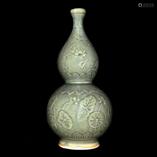 Ming Dynasty, Longquan Double Gourd Vase 明 龙泉窑刻花荷池鸳鸯纹葫芦瓶