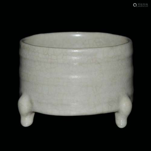 Song Dynasty, Celadon-pale-glazed Tripod Censer 宋 蛋青釉弦纹三足炉