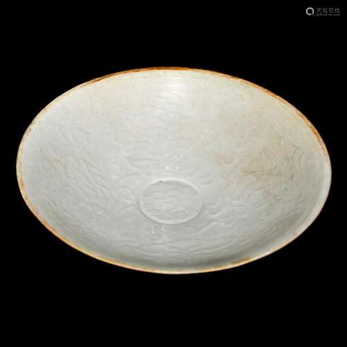 Northern Song Dynasty, A Fine Molded Dingyao Peony Plate with Unglazed Rim 北宋 定窑白釉印花牡丹罔口盘