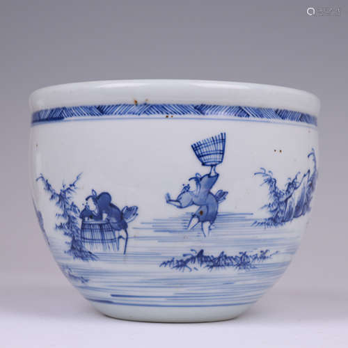 A SMALL BLUE AND WHITE PORCELAIN JAR