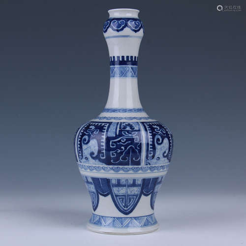 CHINESE BLUE AND WHITE MALLET VASE